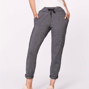 Lululemon On The Fly Pant *28" in Heathered black